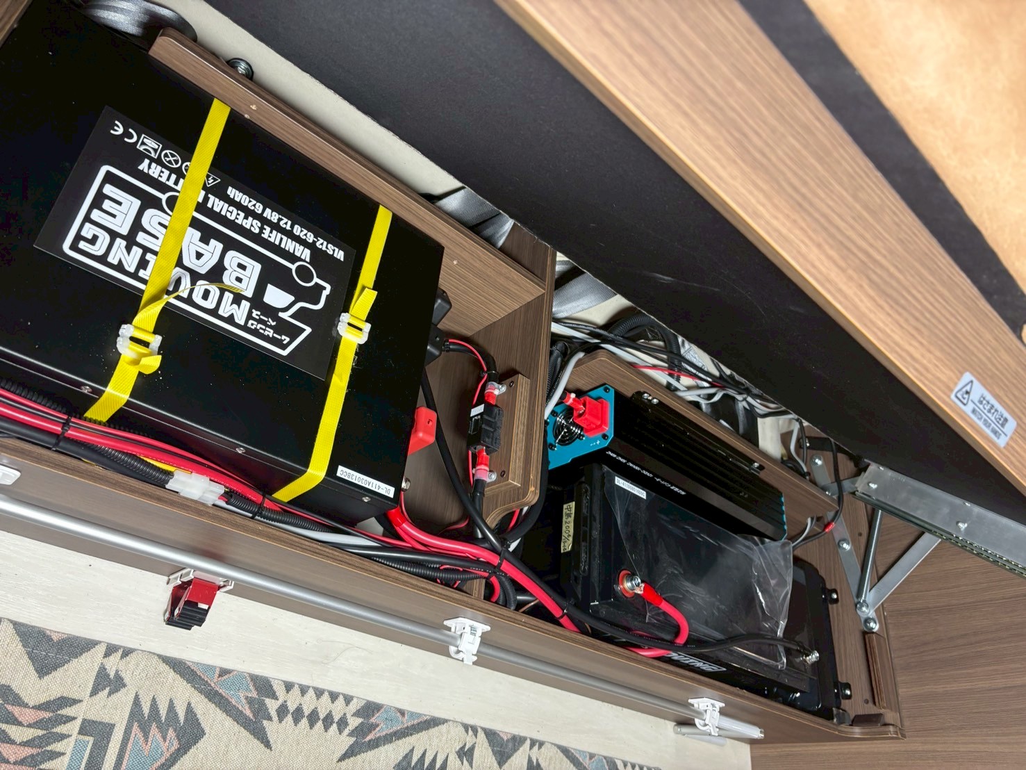 キャンピングカーに搭載したバッテリーと電源設備