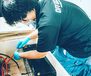 車両内での電源設備の配線作業